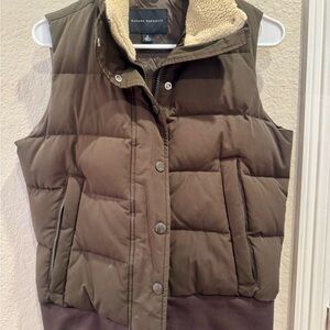 Banana Republic Women's Olive Puffer Vest